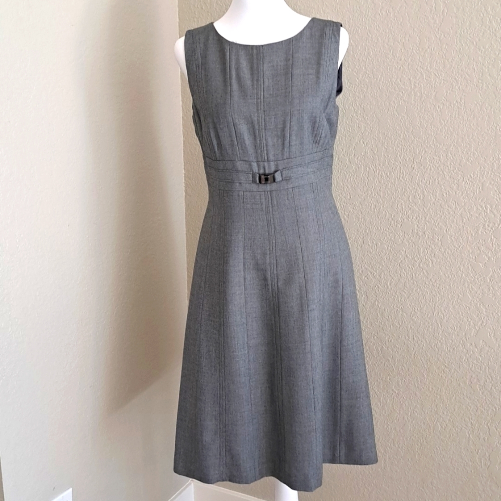 Tahari  Arthur S. Levine Essentials Size 6 Gray sleeveless dress with zipper